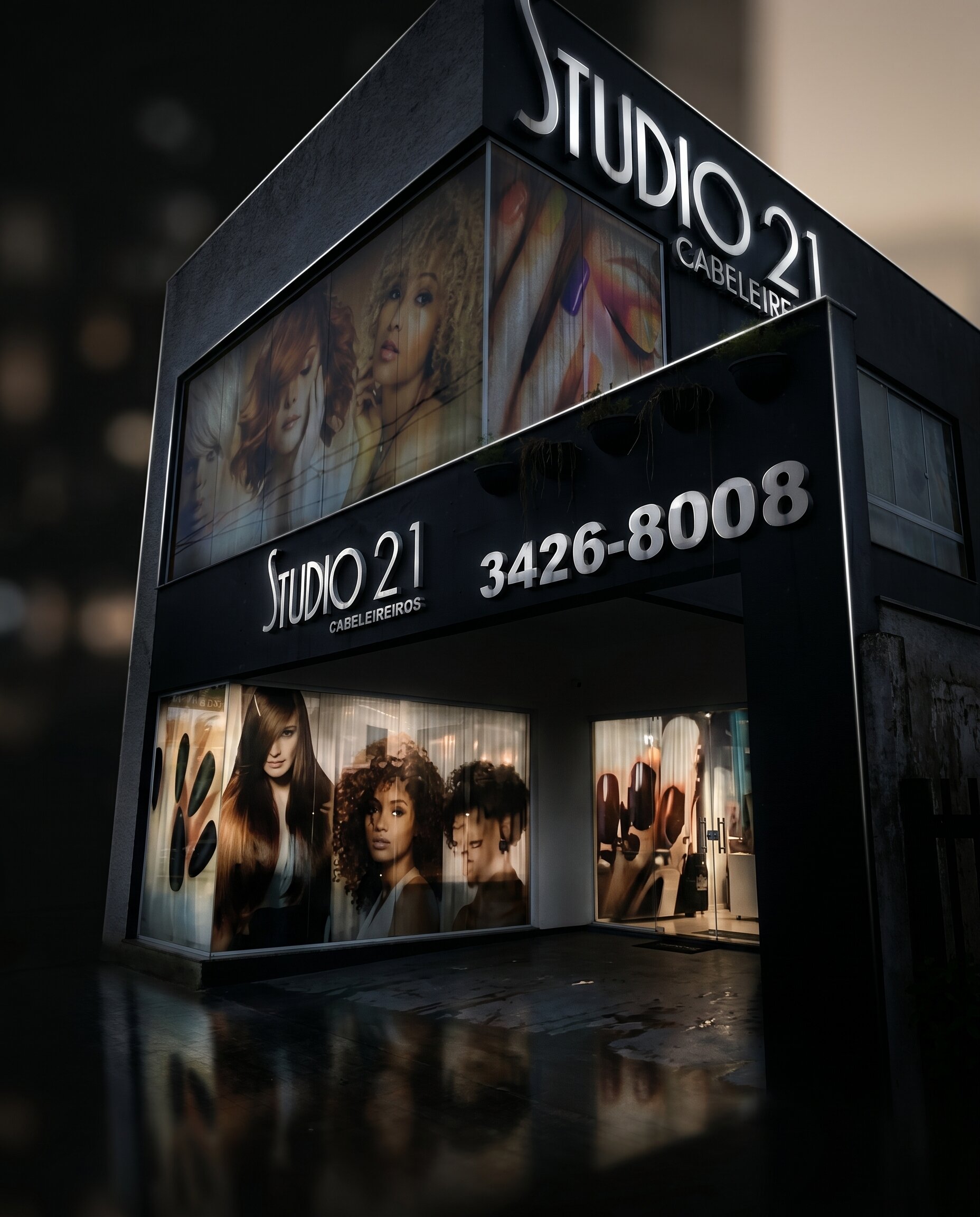 Profissional do Studio 21 cuidando de um cabelo com técnica avançada